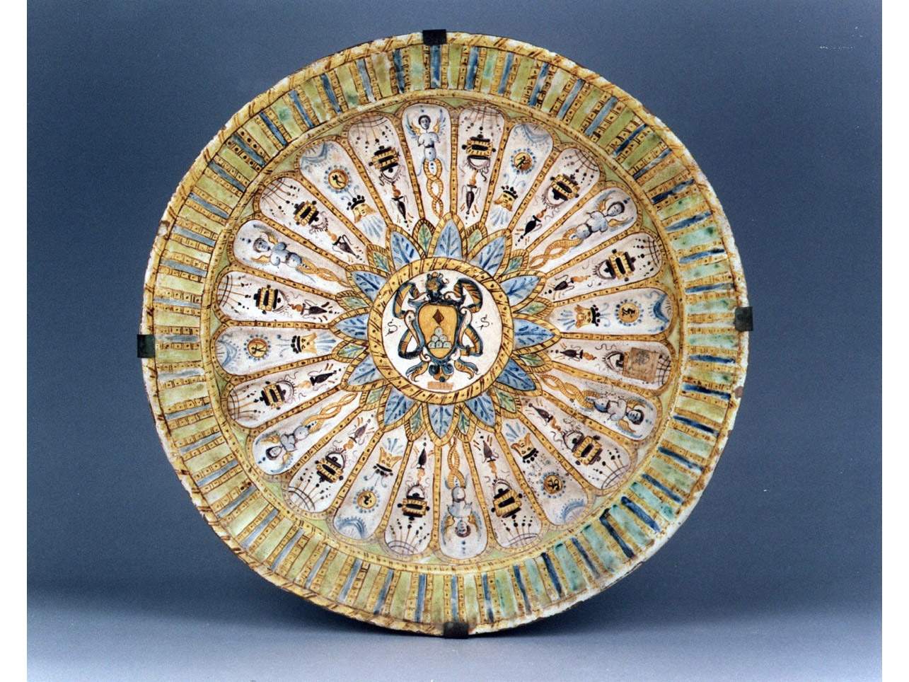 motivi decorativi (piatto da pompa) - manifattura fiorentina (sec. XVII)