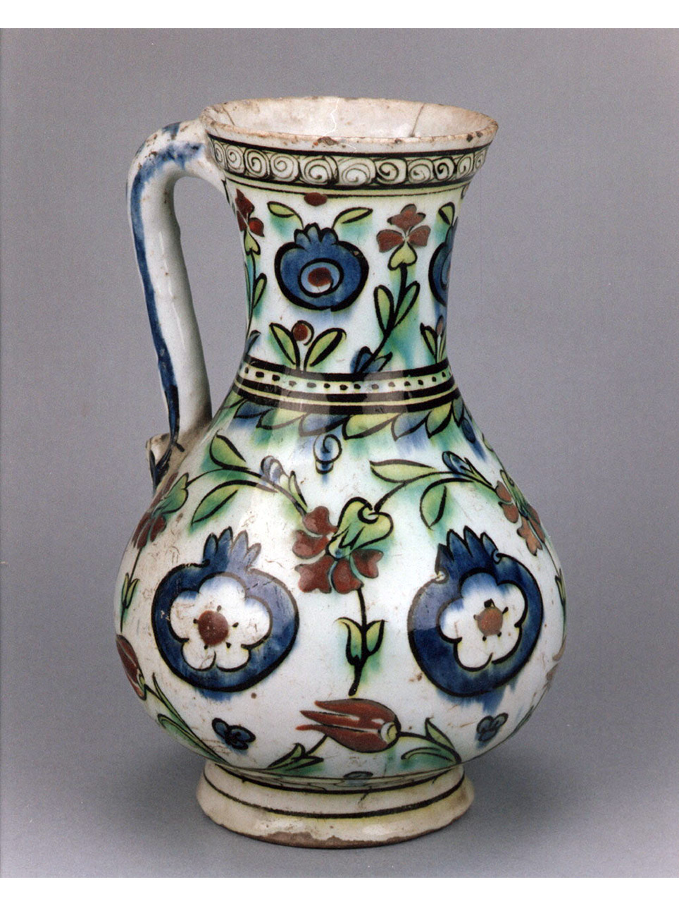 motivi decorativi floreali (brocca) - manifattura di Iznik (sec. XVII)