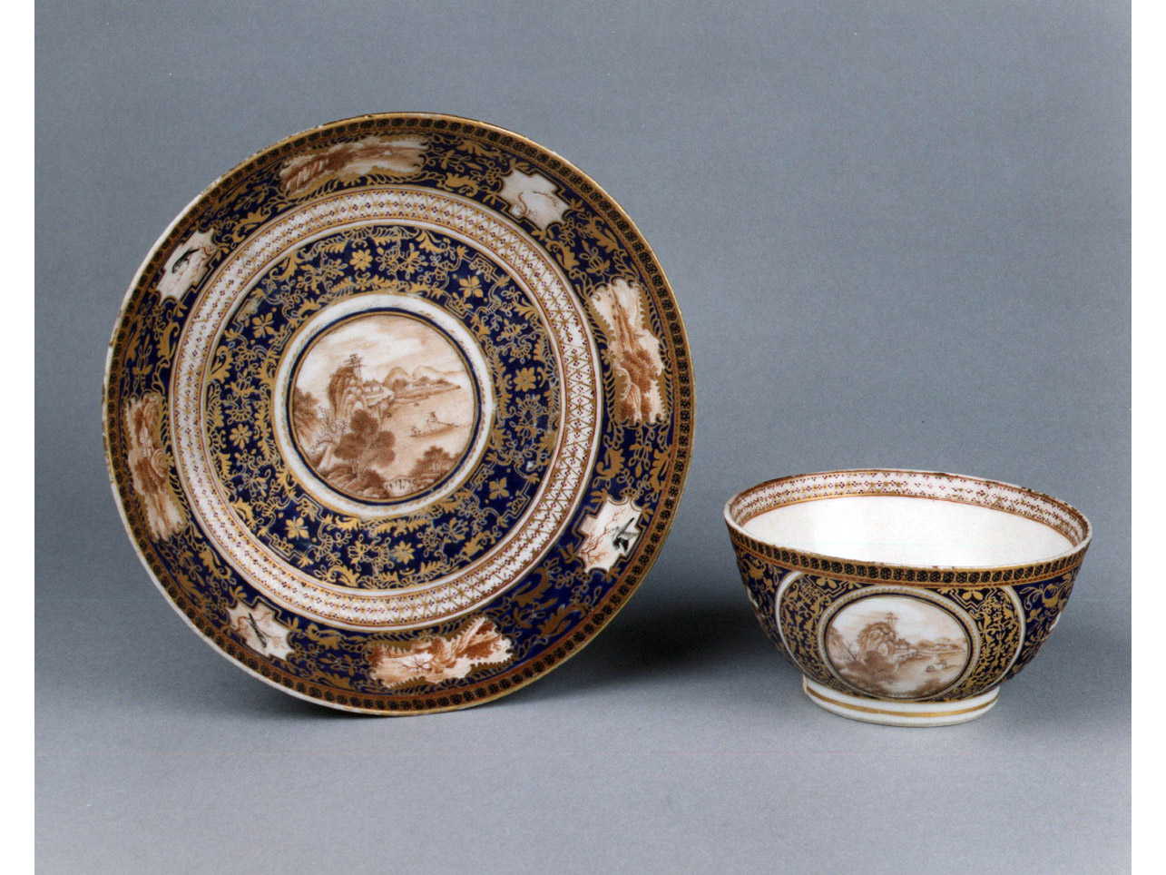 motivi decorativi floreali (tazzina) - manifattura cinese (sec. XVIII)