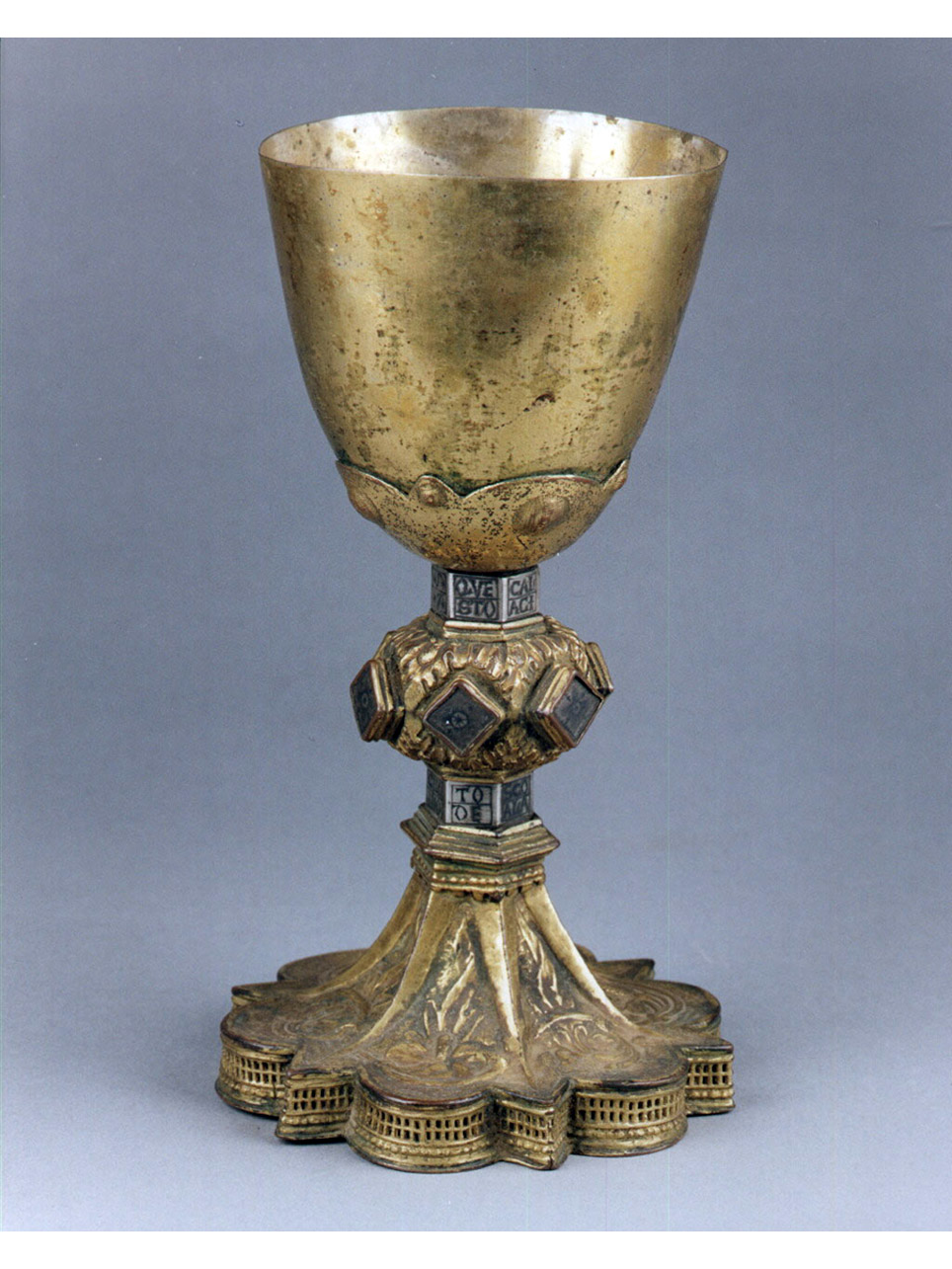 motivi decorativi vegetali stilizzati (calice) - manifattura italiana (primo quarto sec. XV)