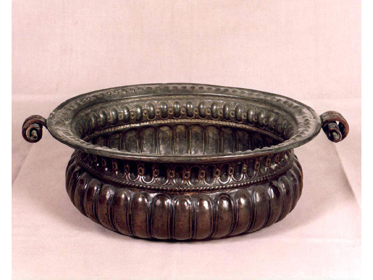 motivi decorativi (bacile) - bottega toscana (ultimo quarto sec. XVI)