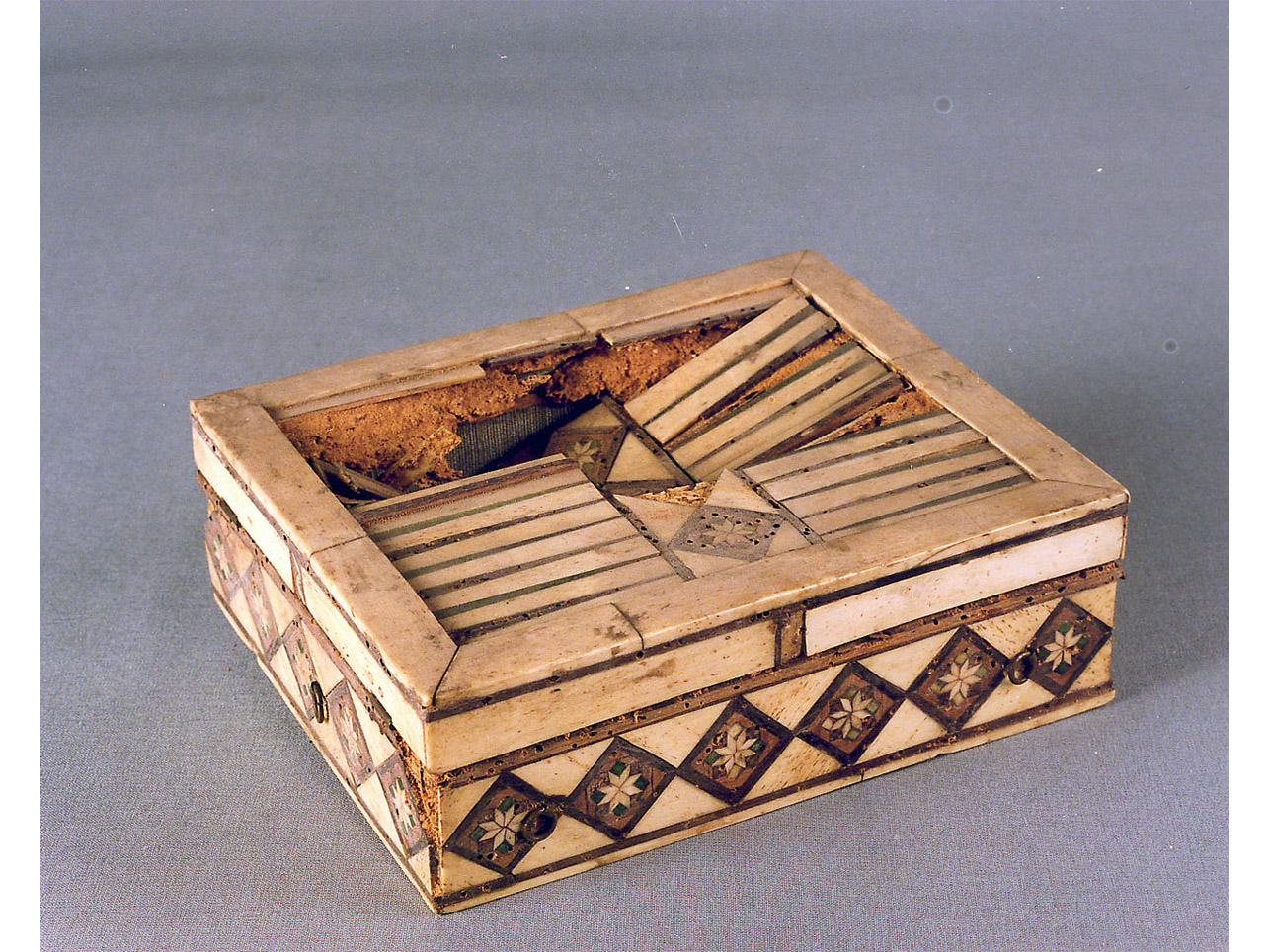 motivi decorativi geometrici (scatola) - bottega Italia settentrionale (sec. XV)