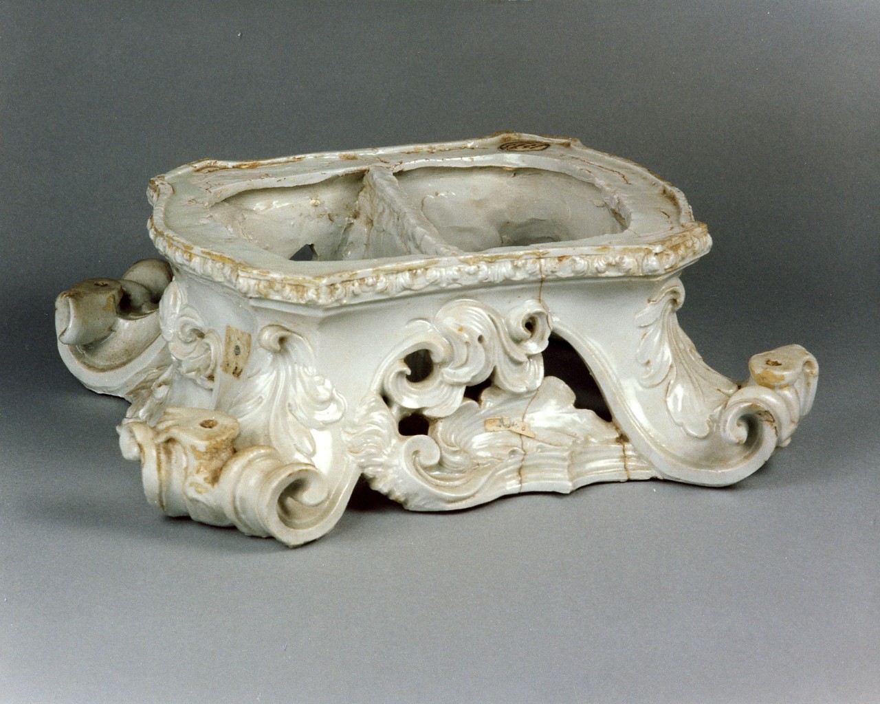 motivi decorativi a foglie d'acanto (base) - manifattura napoletana (sec. XVIII)