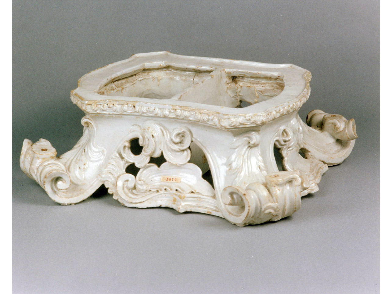 motivi decorativi a foglie d'acanto (base) - manifattura napoletana (sec. XVIII)