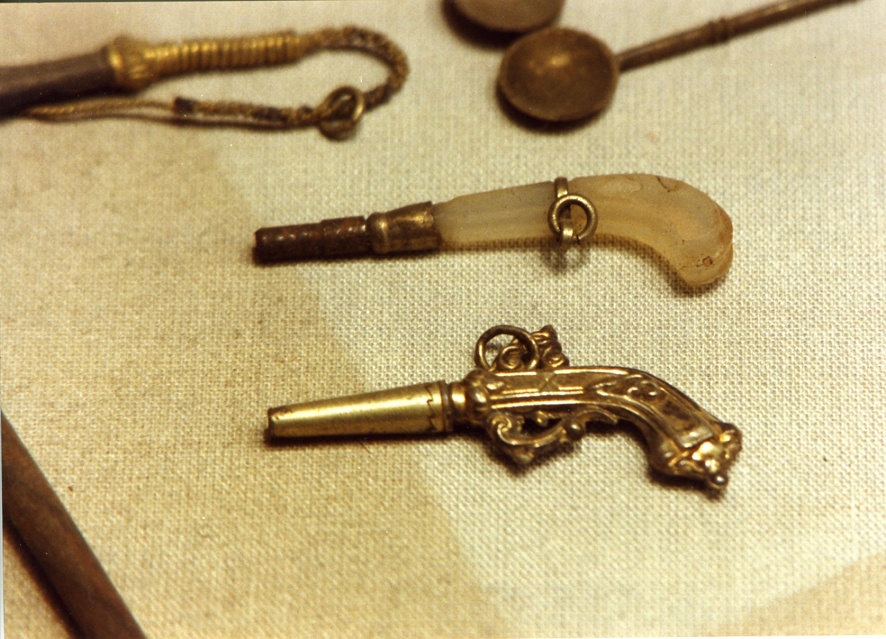 pistola (scultura miniaturistica, serie) - bottega napoletana (secc. XVIII/ XIX)