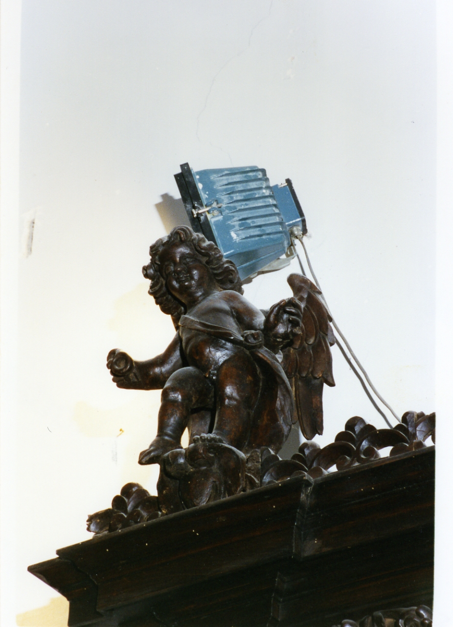 putto alato (cimasa) di Merliani Giovanni detto Giovanni da Nola (inizio sec. XVII)