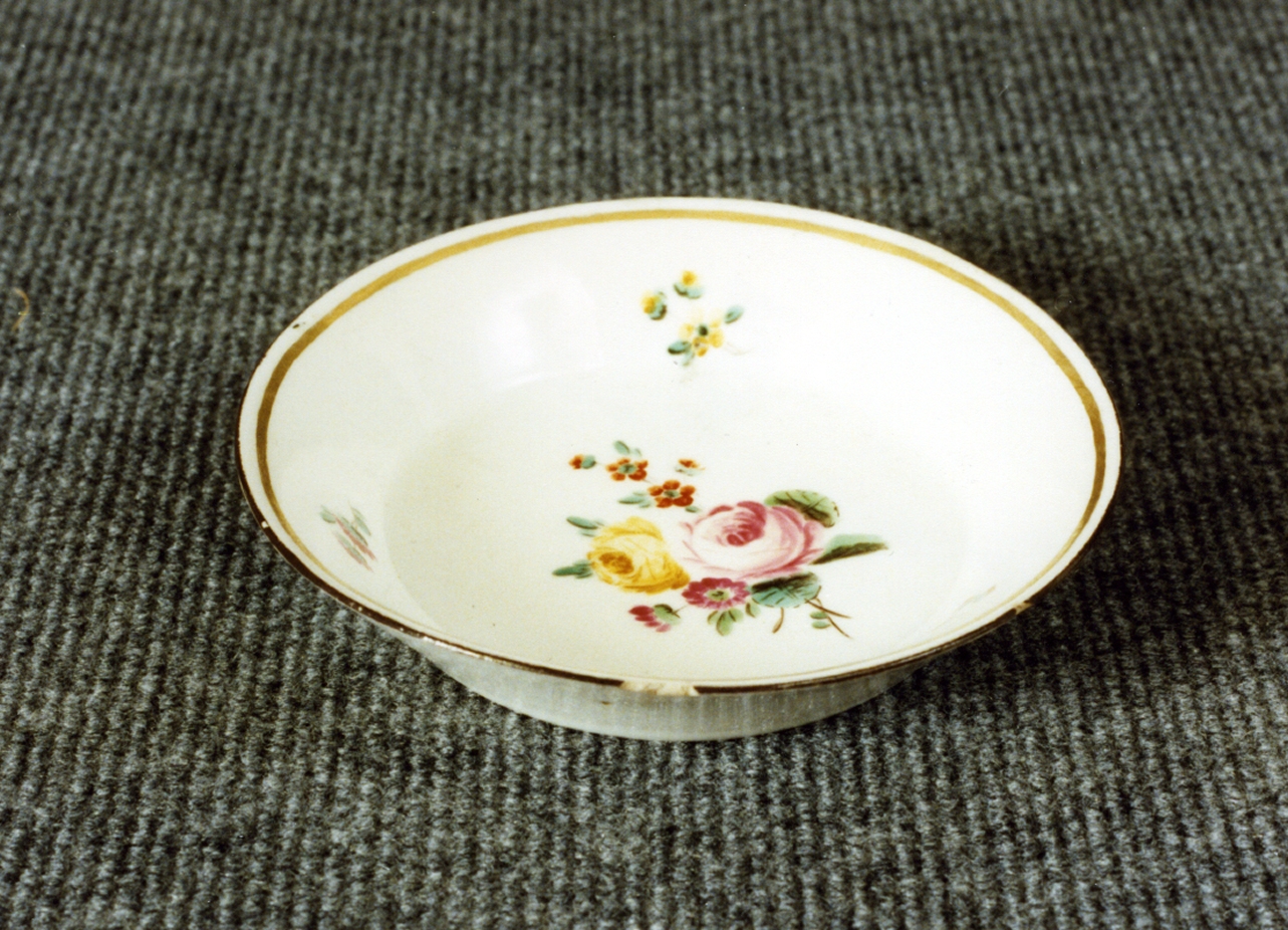 motivi decorativi floreali (piattino, serie) - Real Fabbrica di Napoli (secc. XVIII/ XIX)