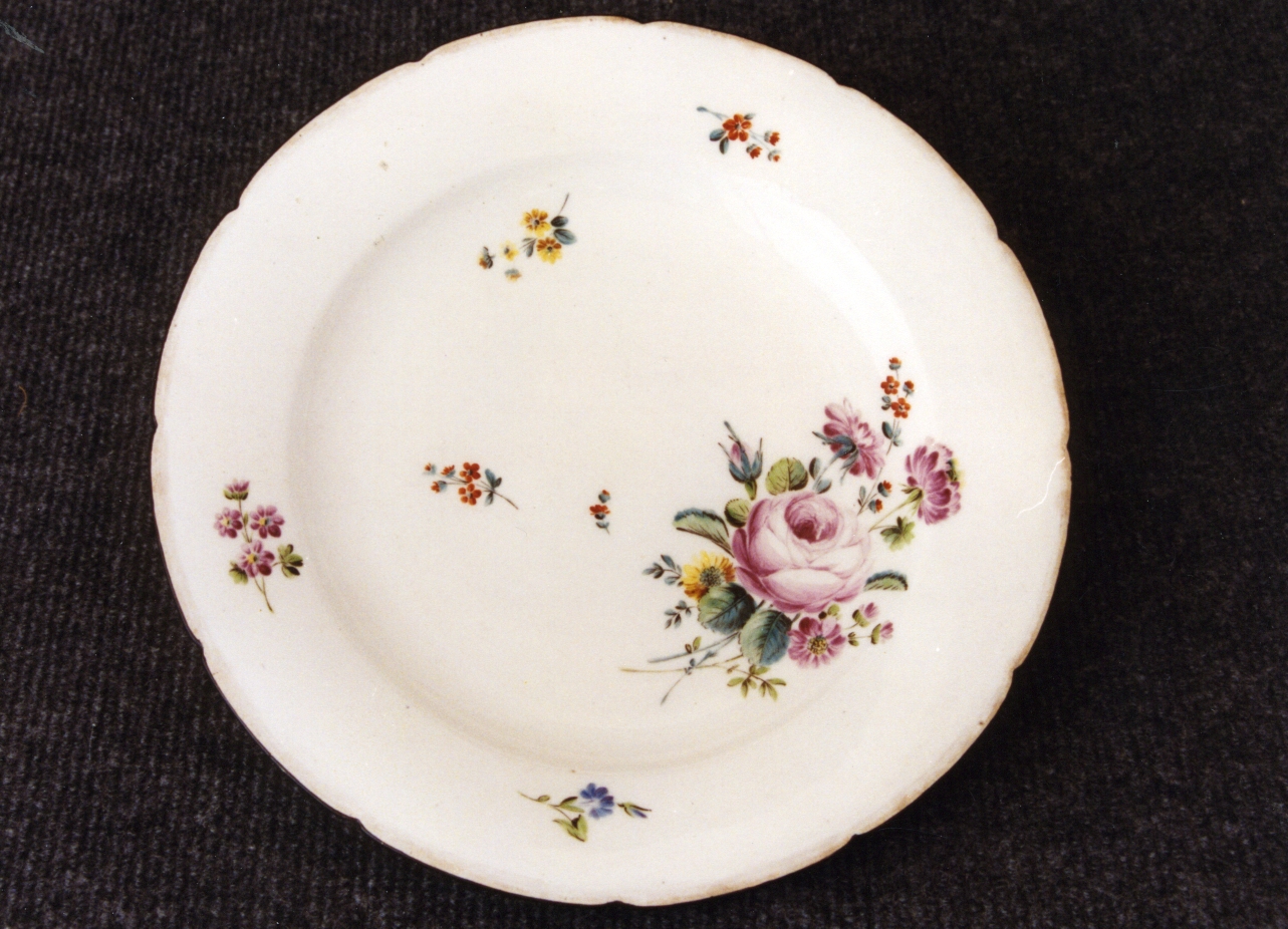 motivi decorativi floreali (piatto) - Real Fabbrica di Napoli (sec. XVIII)