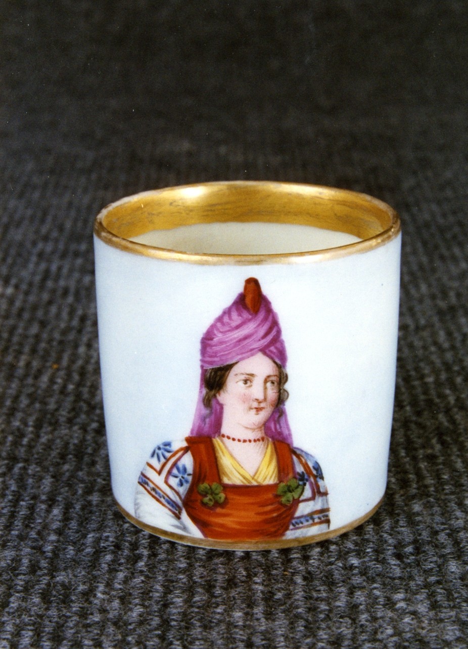 donna in costume calabrese (tazzina) - Real Fabbrica di Napoli (sec. XVIII)