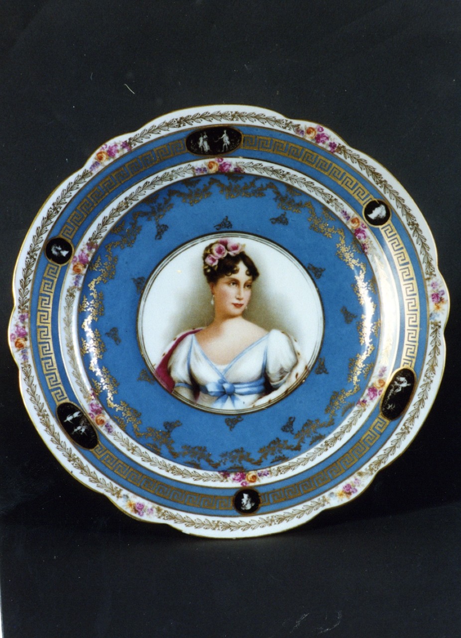 ritratto di donna (piatto) - Real Fabbrica di Napoli (fine/inizio secc. XIX/ XX)