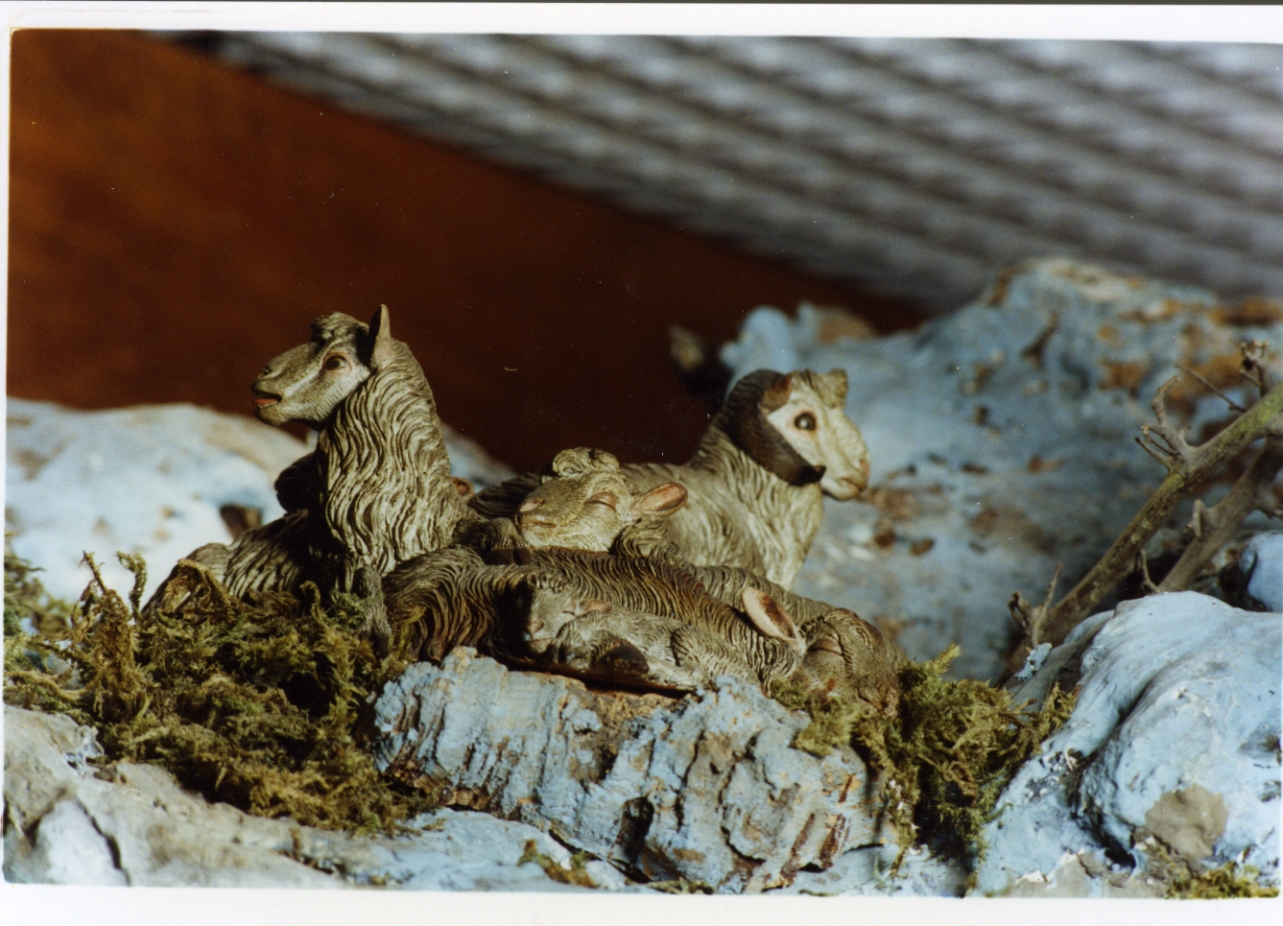 gruppo di pecore dormienti (scultura miniaturistica) - bottega napoletana (secc. XVIII/ XIX)