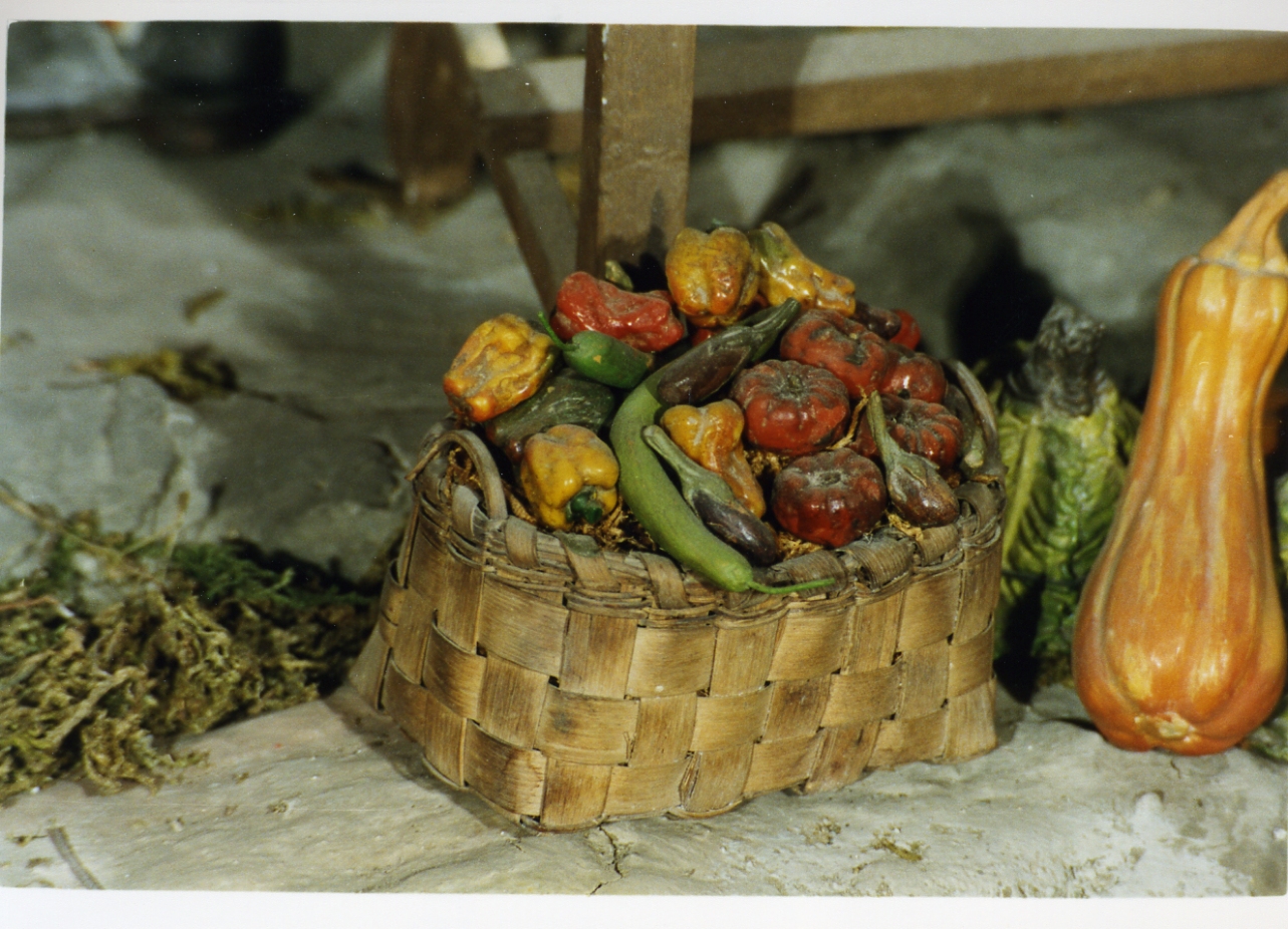 sporta con pomidori, peperoni e melenzane (scultura miniaturistica) - bottega napoletana (secc. XVIII/ XIX)