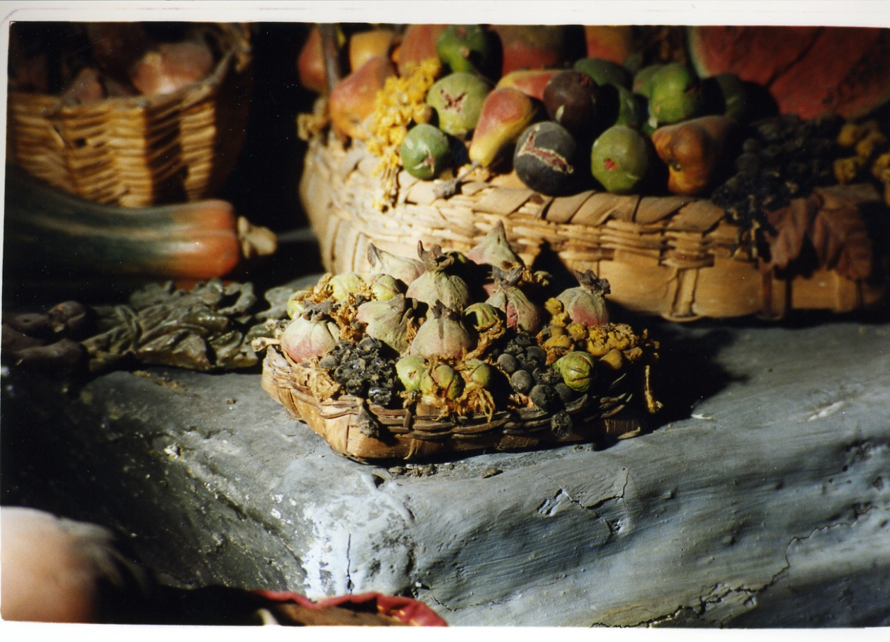 sporta con frutta (scultura miniaturistica) - bottega napoletana (secc. XVIII/ XIX)