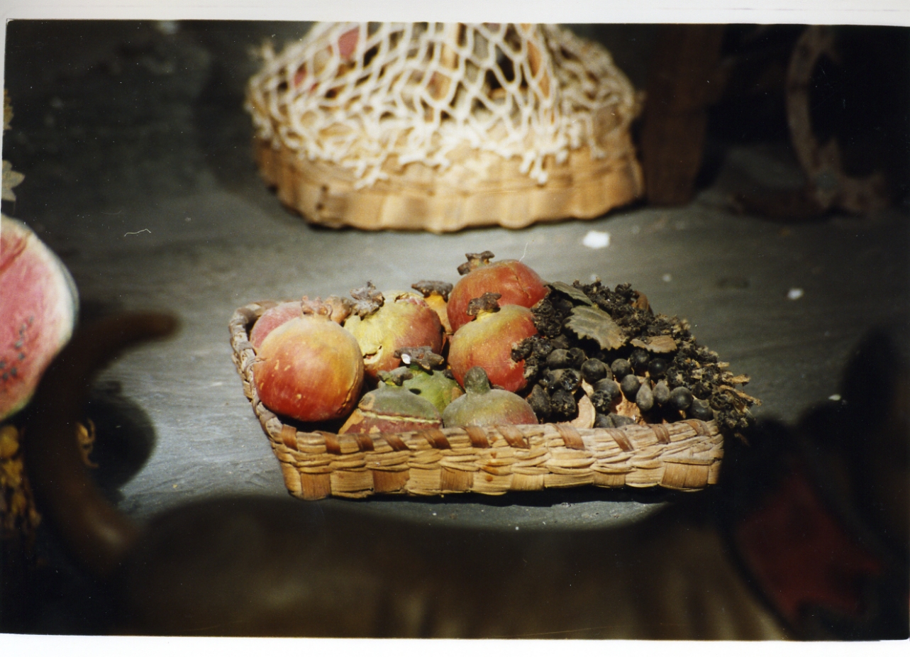 sporta con frutta (scultura miniaturistica) - bottega napoletana (secc. XVIII/ XIX)