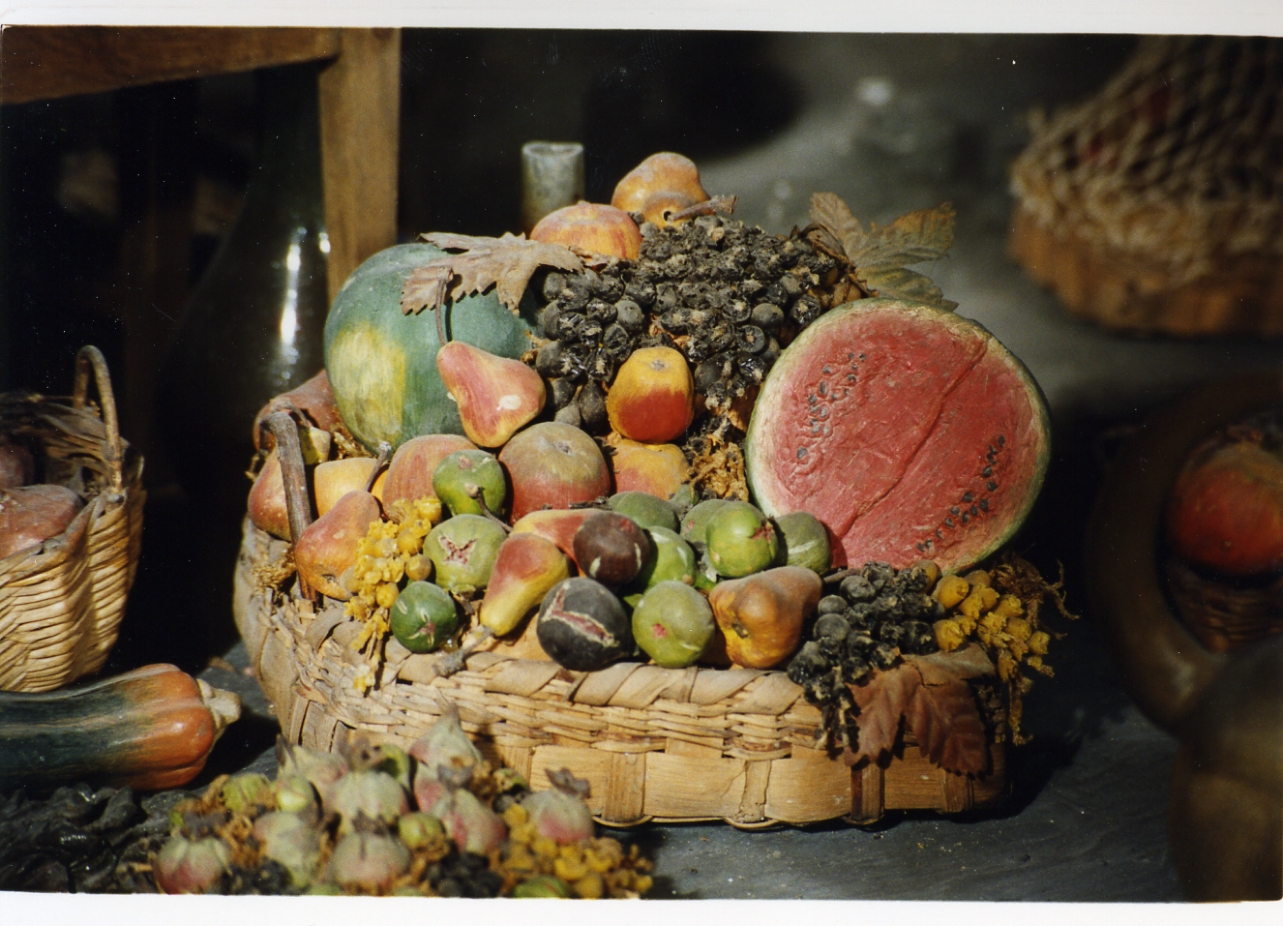 sporta con frutta (scultura miniaturistica) - bottega napoletana (secc. XVIII/ XIX)