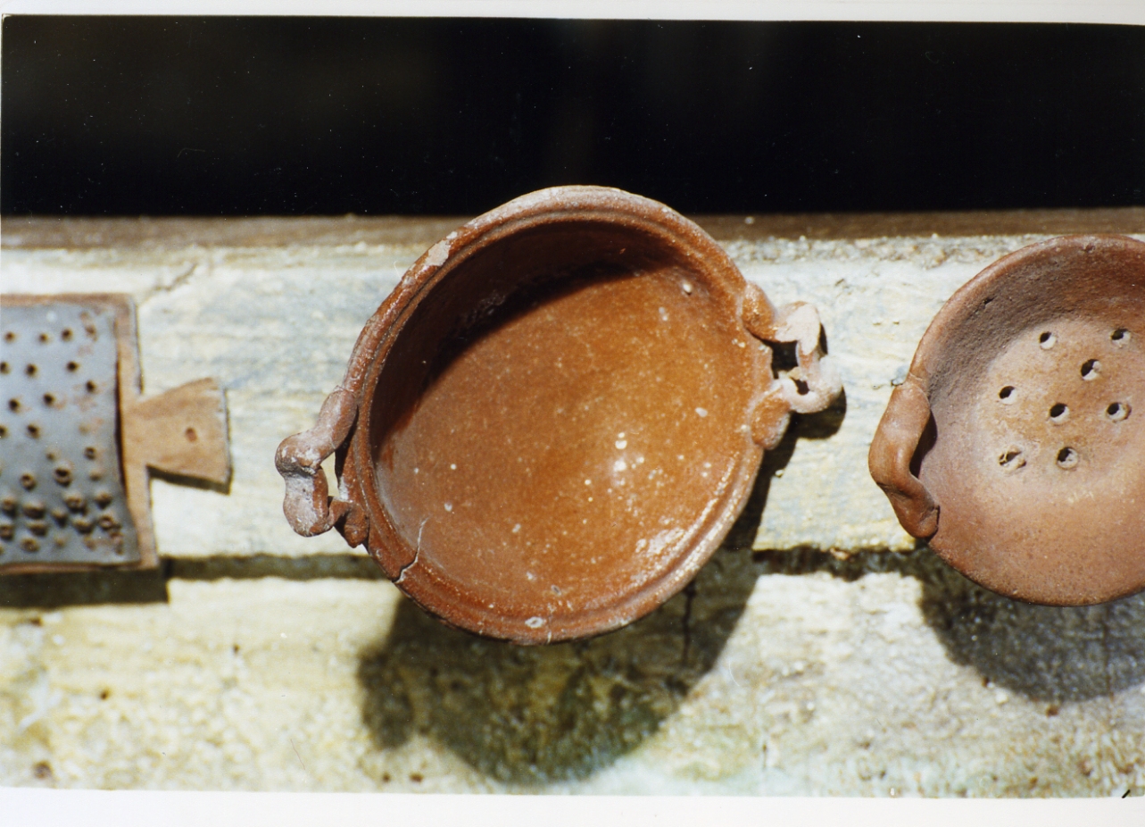 tegame biansato (scultura miniaturistica) - bottega napoletana (secc. XVIII/ XIX)