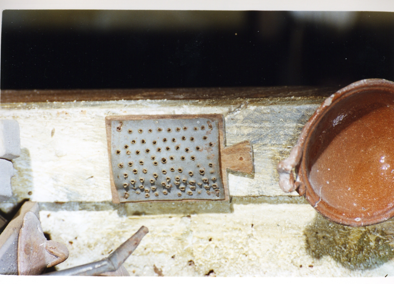 grattugia (scultura miniaturistica) - bottega napoletana (secc. XVIII/ XIX)