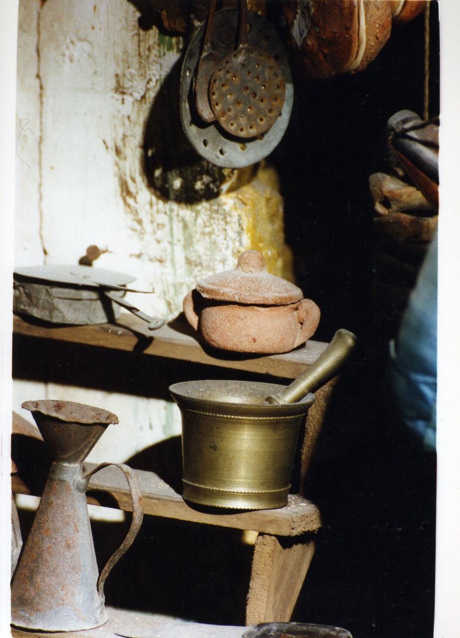 mortaio con pestello (scultura miniaturistica) - bottega napoletana (sec. XIX)