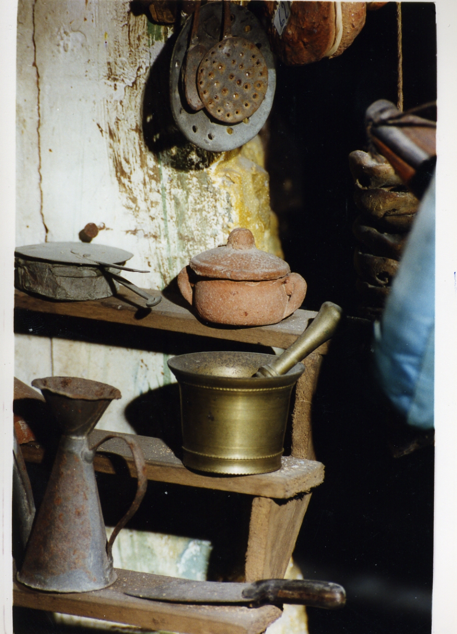 tegame con coperchio (scultura miniaturistica) - bottega napoletana (secc. XVIII/ XIX)