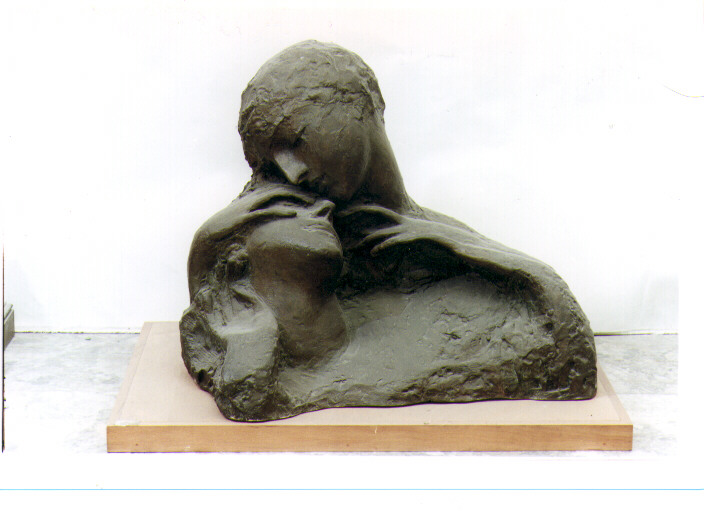 Maternità, figura femminile (scultura) di Uccella Raffaele (sec. XX)