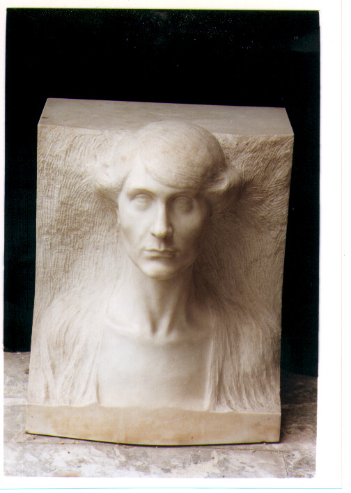 testa di donna (rilievo) di Parente Francesco (sec. XX)