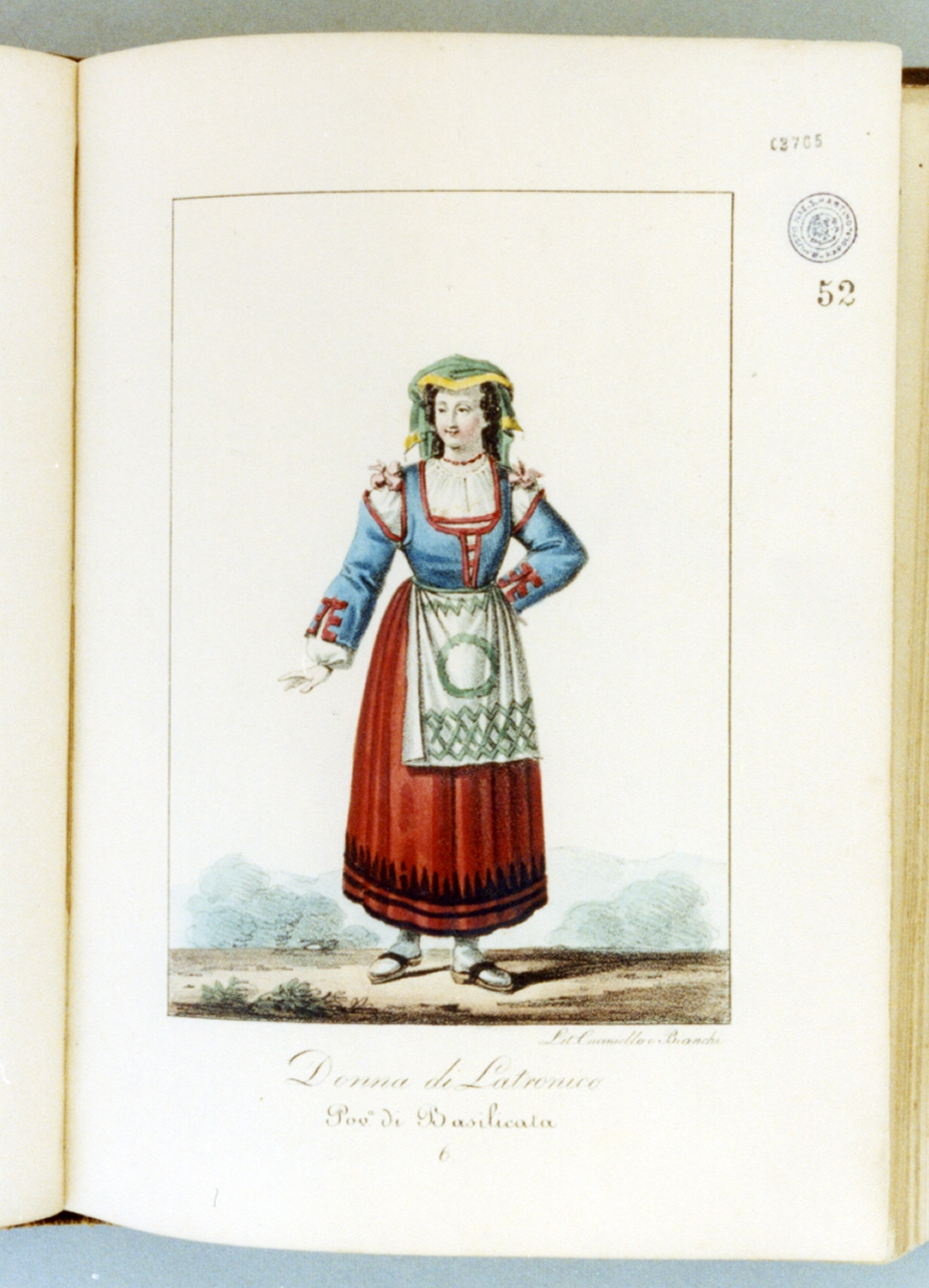 figura femminile in costume tradizionale (stampa a colori) di Bianchi Lorenzo, Cuciniello Domenico (sec. XIX)