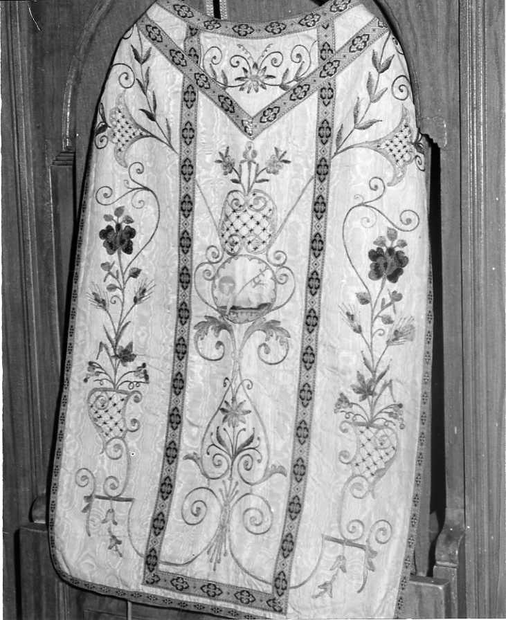 motivi decorativi floreali (pianeta) - manifattura campana (prima metà sec. XX)