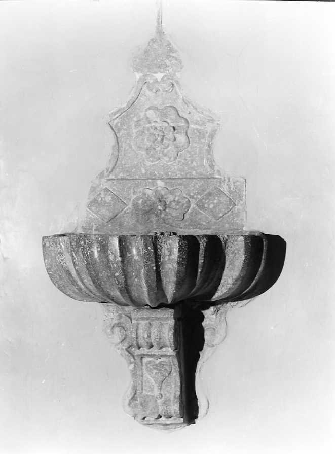 acquasantiera da parete - bottega campana (sec. XVIII)