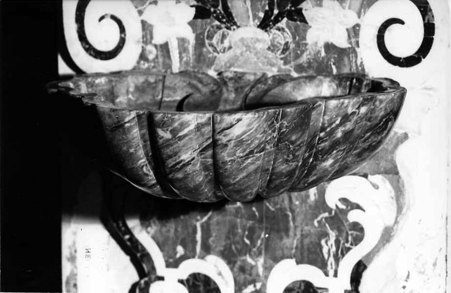 acquasantiera - a conchiglia, serie - bottega campana (sec. XVIII)