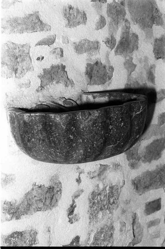 acquasantiera - a conchiglia - bottega campana (sec. XVIII)