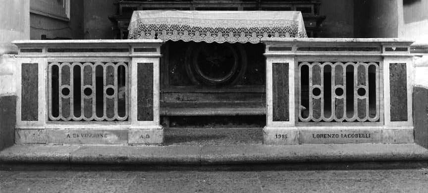 motivi decorativi geometrici (balaustrata di cappella) - bottega campana (sec. XX)