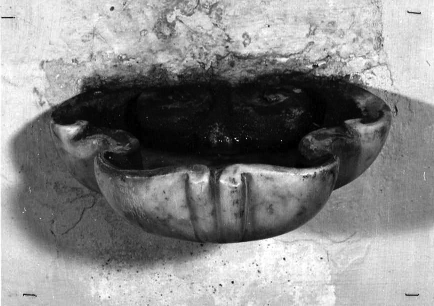 acquasantiera - a conchiglia - bottega campana (prima metà sec. XVIII)