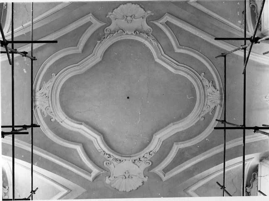 motivi decorativi a conchiglia e ovoli (decorazione plastica) - bottega campana (prima metà sec. XVIII)
