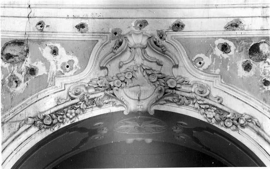 motivi decorativi a conchiglia e ovoli (decorazione plastica) - bottega campana (sec. XVIII)