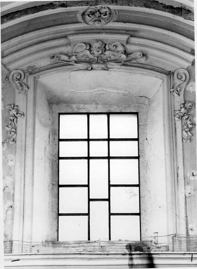 cherubini e motivi decorativi fitomorfi (mostra di finestra) - bottega campana (prima metà sec. XVIII)