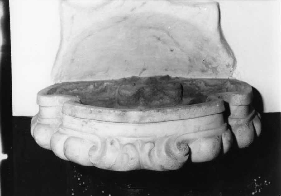 acquasantiera - a conchiglia - bottega campana (sec. XVIII)