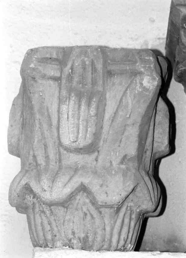 motivi decorativi vegetali stilizzati (capitello) - bottega campana (secc. XI/ XII)