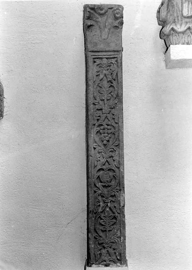 motivi decorativi floreali (pilastro) - bottega campana (secc. XII/ XIII)