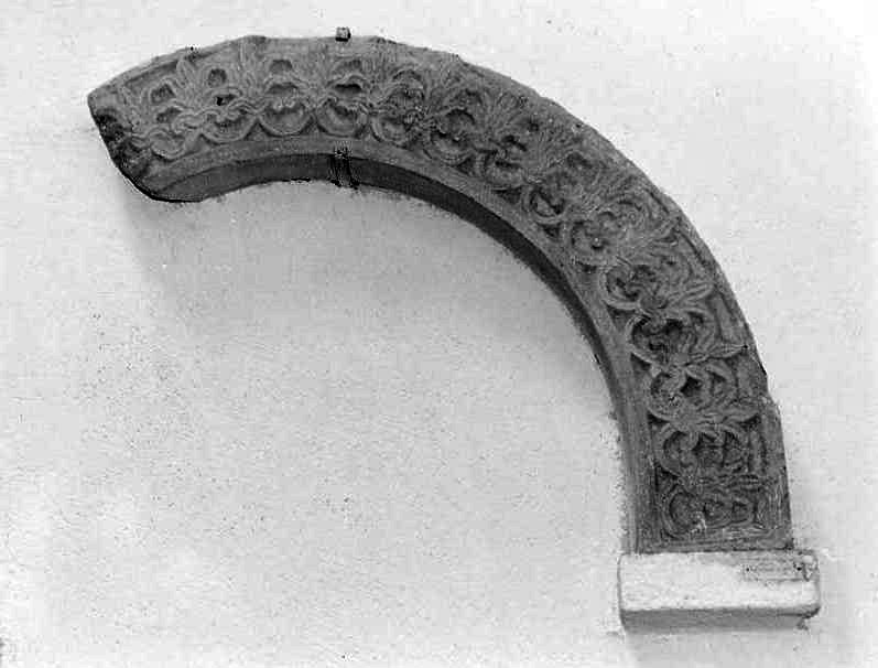 motivi decorativi con fiori di loto (arco, frammento) - bottega campana (sec. XI)