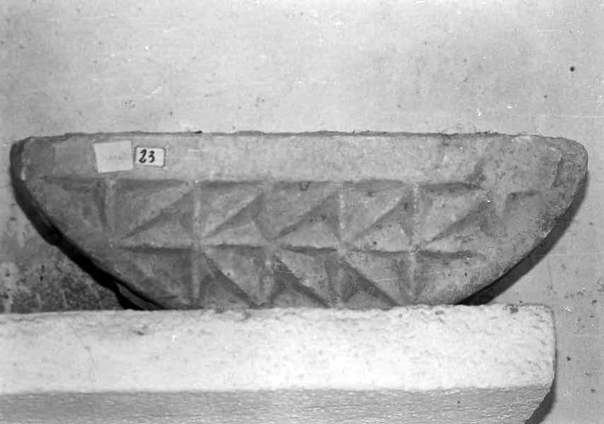 motivi decorativi geometrici (capitello) - bottega bizantina (secc. XI/ XII)