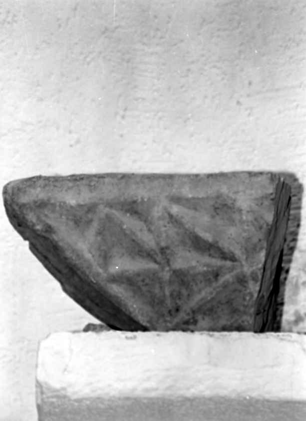 motivi decorativi geometrici (capitello, frammento) - bottega bizantina (secc. XI/ XII)