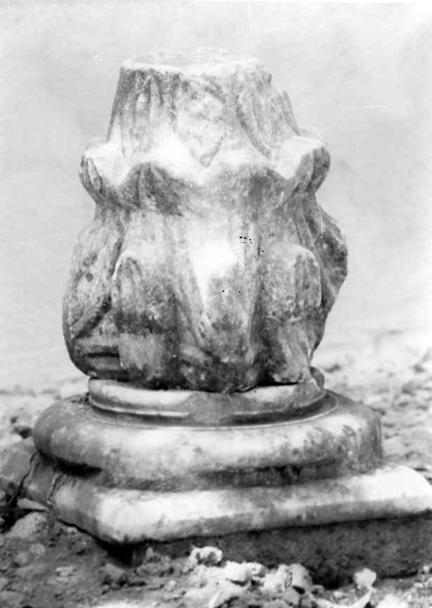 motivi decorativi vegetali stilizzati (capitello, frammento) - bottega campana (secc. XI/ XII)