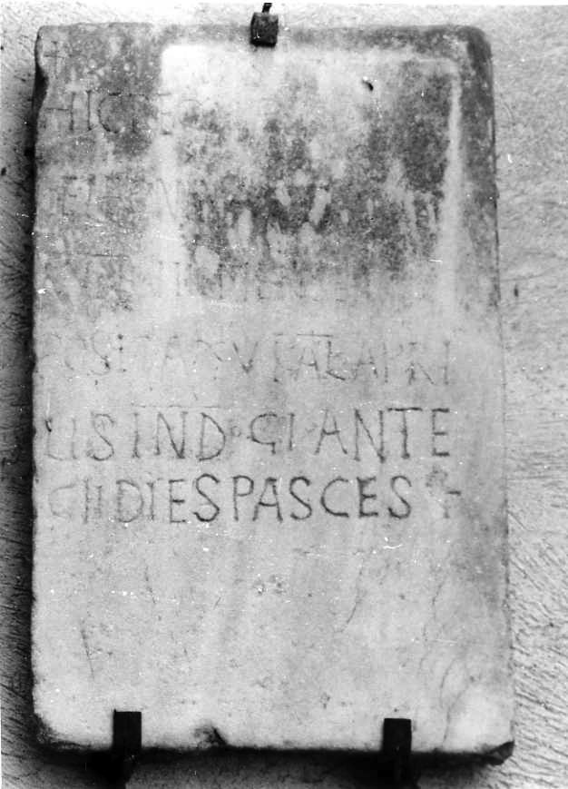 lapide tombale, frammento - bottega campana (secc. XVI/ XVII)