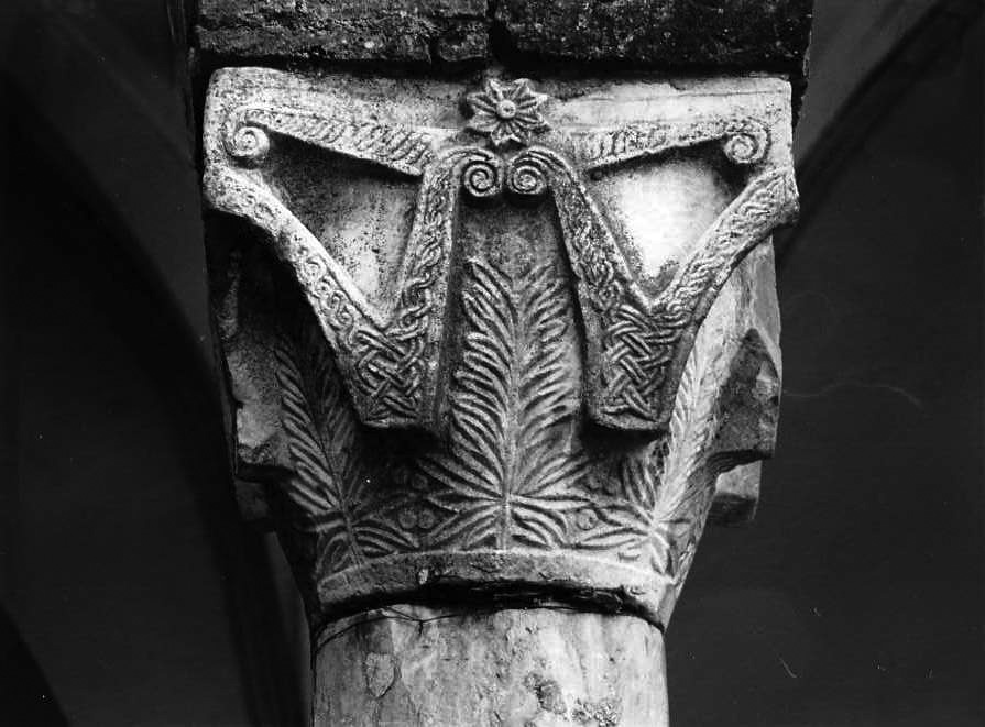 motivi decorativi vegetali (capitello di colonna, serie) - bottega campana (primo quarto sec. X)