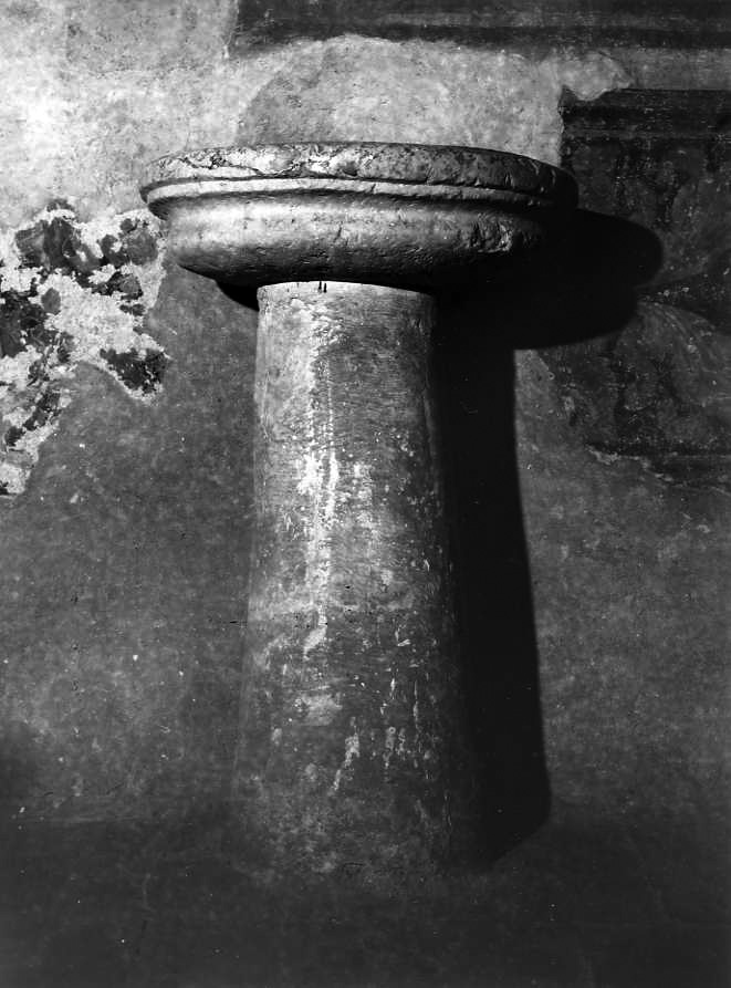 acquasantiera - a fusto - bottega campana (sec. XV)