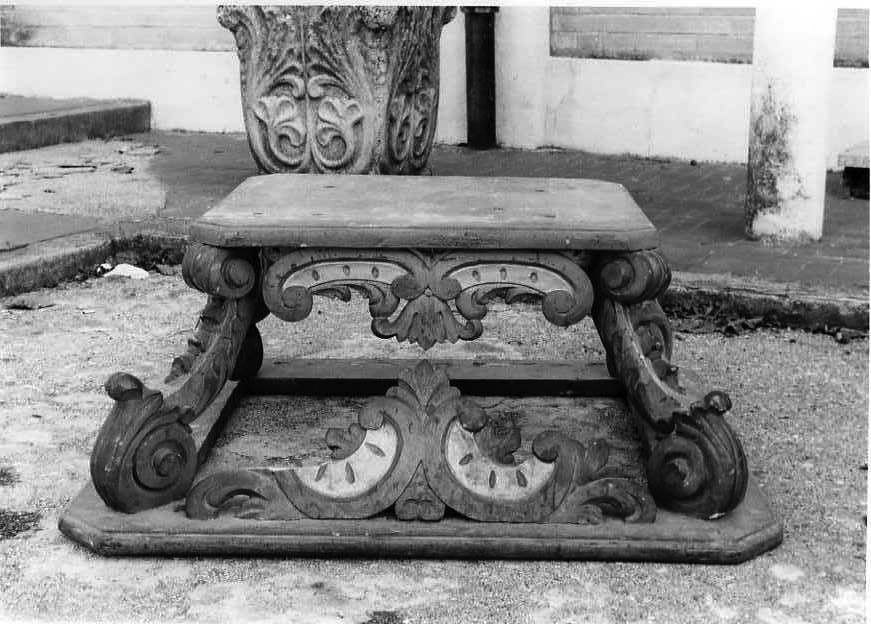 motivi decorativi a volute (piedistallo di statua) - bottega campana (seconda metà sec. XIX)