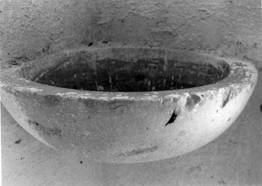 acquasantiera da parete - bottega campana (secondo quarto sec. XX)