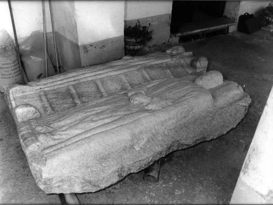 figura maschile distesa (coperchio di sarcofago) - bottega campana (sec. XII)