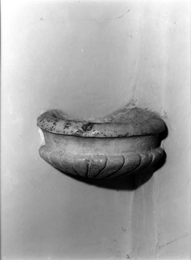 acquasantiera - a conchiglia - bottega campana (sec. XVIII)