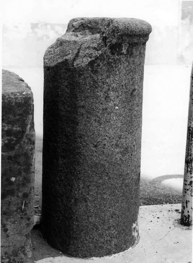 base di colonna, elemento d'insieme - bottega campana (sec. XVII)